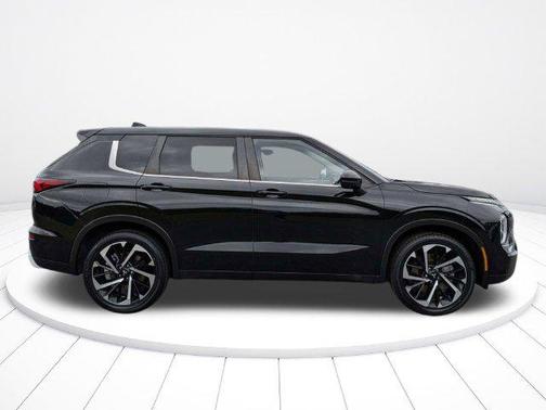 Labrador Black Pearl 2022 Mitsubishi Outlander SE