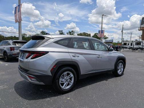 Shimmering Silver 2025 Hyundai TUCSON SE