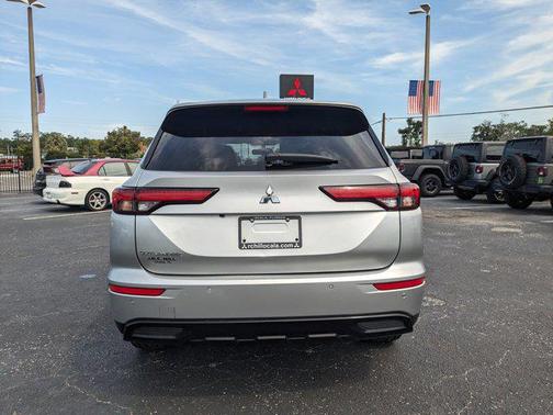 2022 Mitsubishi Outlander Black Edition 2WD