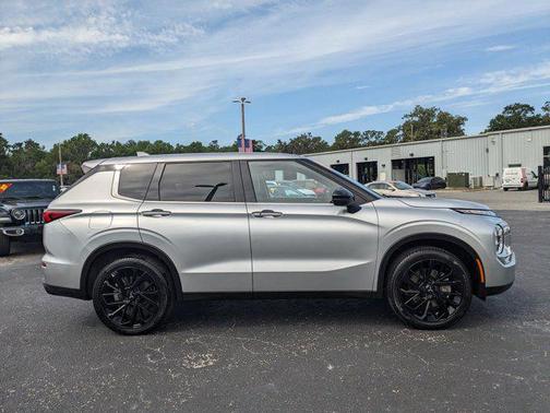 2022 Mitsubishi Outlander Black Edition 2WD