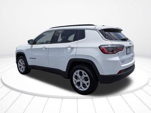 Bright White Clearcoat 2024 Jeep Compass Latitude
