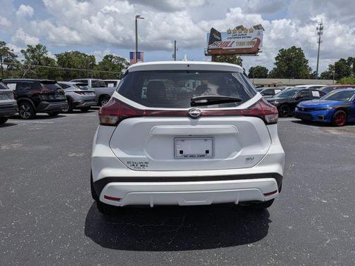 Aspen White Tricoat 2024 Nissan Kicks SV