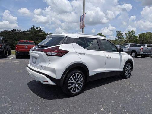 Aspen White Tricoat 2024 Nissan Kicks SV