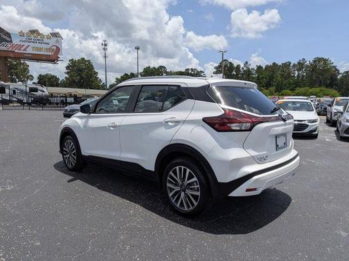 Aspen White Tricoat 2024 Nissan Kicks SV