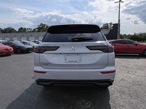 White Diamond 2026 Mitsubishi Outlander ES
