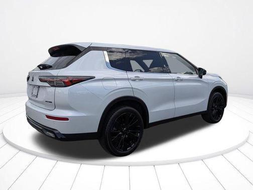 White Diamond 2026 Mitsubishi Outlander LE