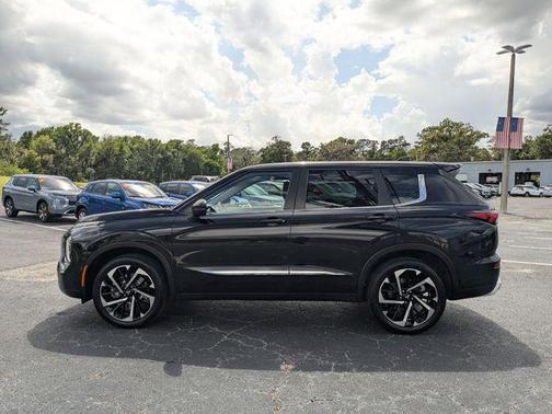 Labrador Black Pearl 2022 Mitsubishi Outlander SE