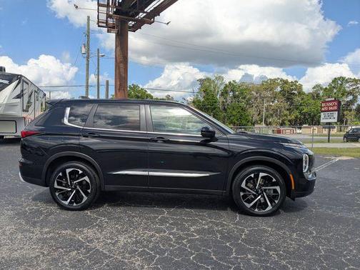 Labrador Black Pearl 2022 Mitsubishi Outlander SE