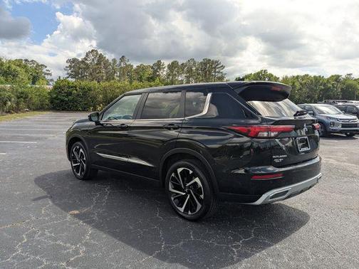 Labrador Black Pearl 2022 Mitsubishi Outlander SE