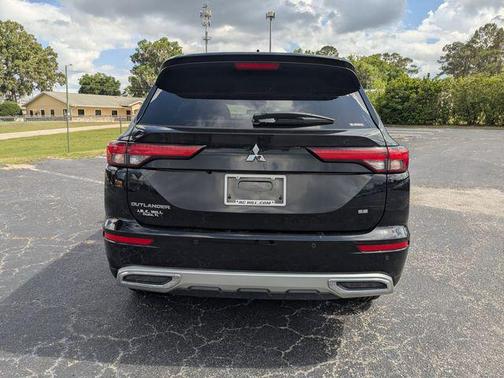 Labrador Black Pearl 2022 Mitsubishi Outlander SE