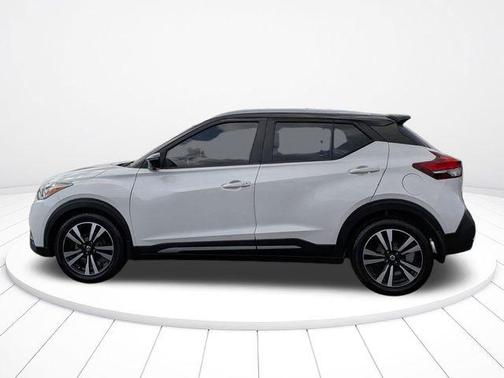 Aspen White/Super Black 2020 Nissan Kicks SR