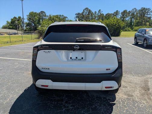 Aspen White Tricoat 2025 Nissan Kicks SR