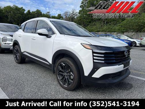 Aspen White Tricoat 2025 Nissan Kicks SR