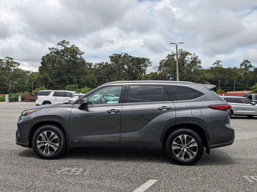 2022 Toyota Highlander Hybrid XLE