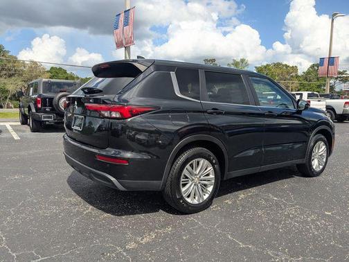 Black Diamond 2022 Mitsubishi Outlander ES 2.5 2WD