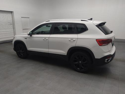 White 2023 Volkswagen Taos 1.5T SE