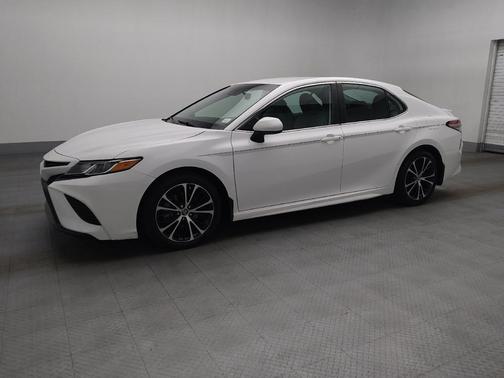 Super White 2019 Toyota Camry SE