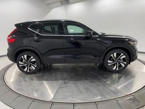 2025 Volvo XC40 B5 Plus Bright Theme