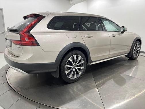 2023 Volvo V90 Cross Country B6 Plus