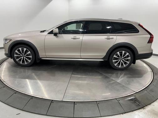 2023 Volvo V90 Cross Country B6 Plus
