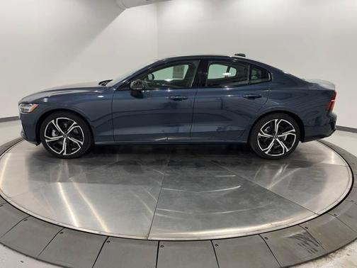 2024 Volvo S60 B5 Plus Dark Theme