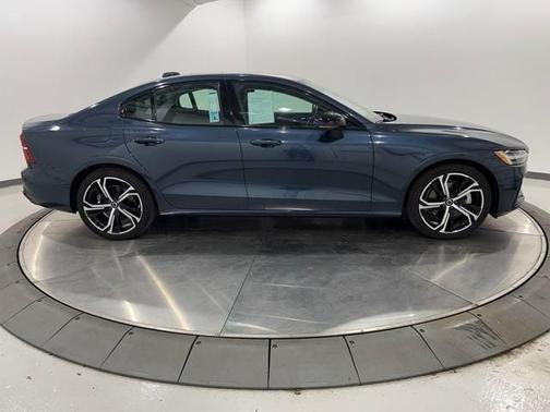 2024 Volvo S60 B5 Plus Dark Theme