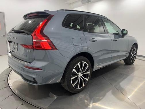 2023 Volvo XC60 B5 Plus Dark Theme