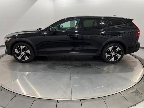 2024 Volvo V60 Cross Country B5 Plus