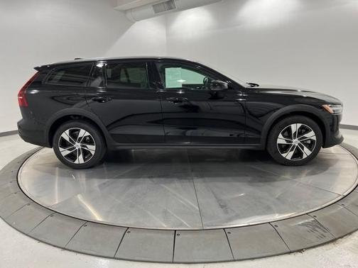 2024 Volvo V60 Cross Country B5 Plus