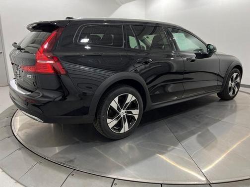 2024 Volvo V60 Cross Country B5 Plus
