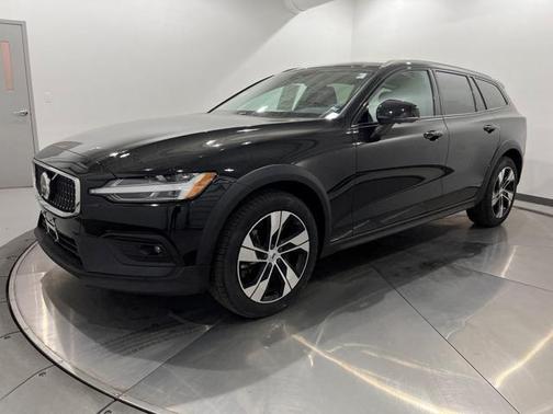 2024 Volvo V60 Cross Country B5 Plus