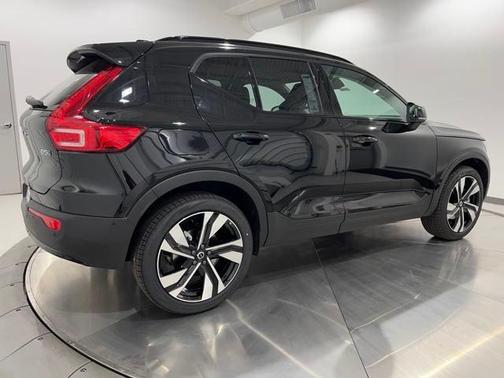 2025 Volvo XC40 B5 Ultra Dark Theme