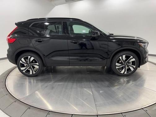 2025 Volvo XC40 B5 Ultra Dark Theme