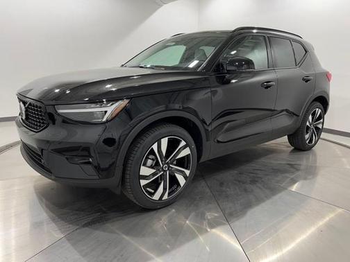 2025 Volvo XC40 B5 Ultra Dark Theme
