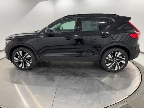 2025 Volvo XC40 B5 Ultra Dark Theme