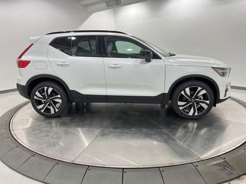 2025 Volvo XC40 B5 Plus Dark Theme