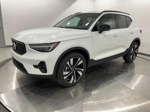 2025 Volvo XC40 B5 Plus Dark Theme