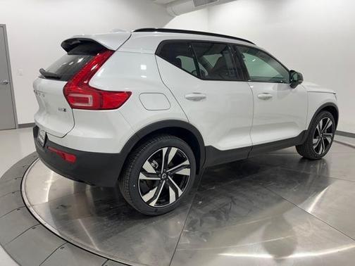 2025 Volvo XC40 B5 Plus Dark Theme