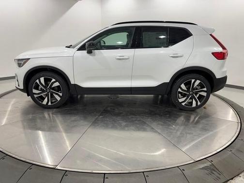 2025 Volvo XC40 B5 Plus Dark Theme