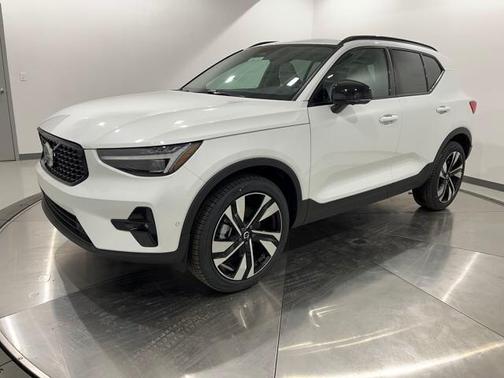 2025 Volvo XC40 B5 Plus Dark Theme
