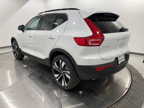 2025 Volvo XC40 B5 Plus Dark Theme