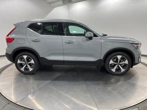 2025 Volvo XC40 B5 Plus Bright Theme