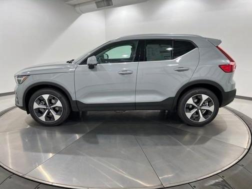 2025 Volvo XC40 B5 Plus Bright Theme