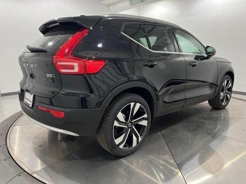 2025 Volvo XC40 B5 Plus Bright Theme