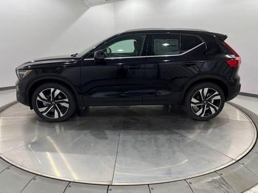 2025 Volvo XC40 B5 Plus Bright Theme