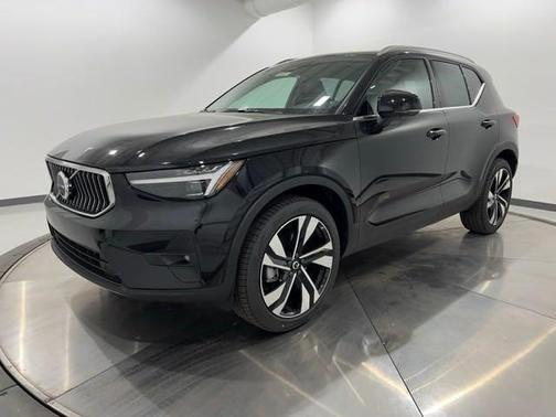 2025 Volvo XC40 B5 Plus Bright Theme