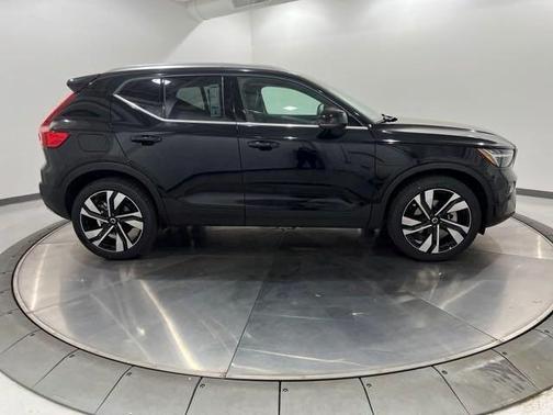 2025 Volvo XC40 B5 Plus Bright Theme