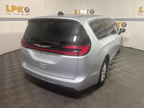 2024 Chrysler Pacifica Touring-L