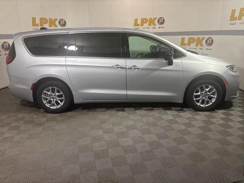 2024 Chrysler Pacifica Touring-L