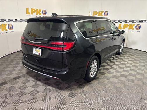 2023 Chrysler Pacifica Touring-L